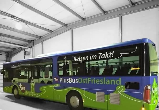 Folierter Linienbus in der Halle