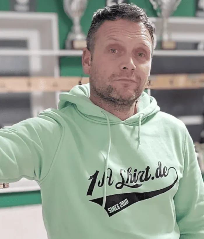 Bernd Grotlüschen, Inhaber von 1aShirt, in der Werkstatt in Emden