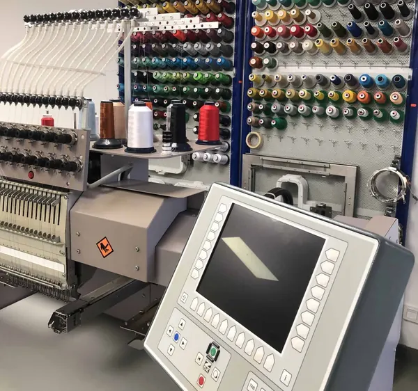 Stickmaschine mit Garnwand